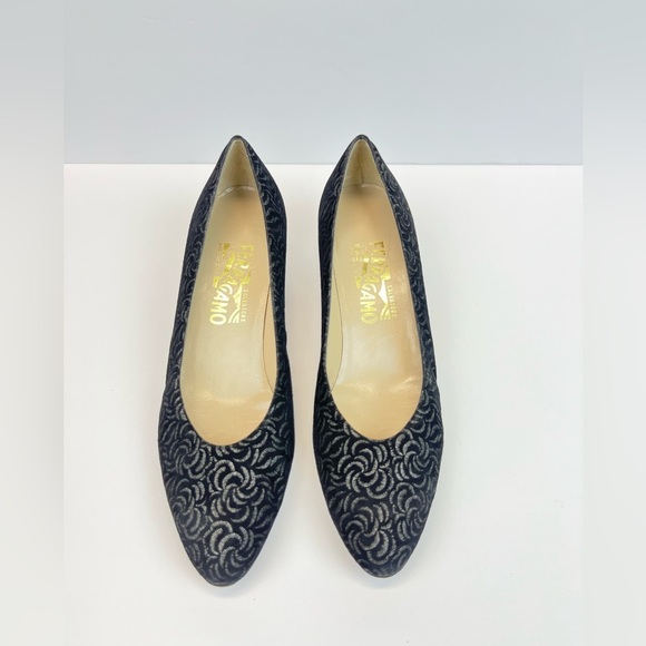 Salvatore Ferragamo 9.5 AA Black and Silver Floral Shimmer Pumps Vintage Italy - Picture 8 of 10